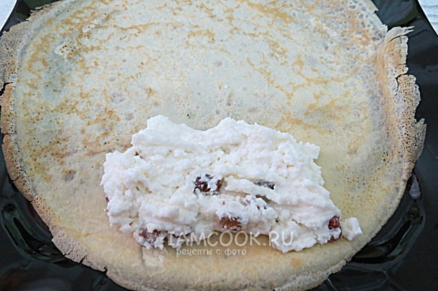 Положить на блин начинку