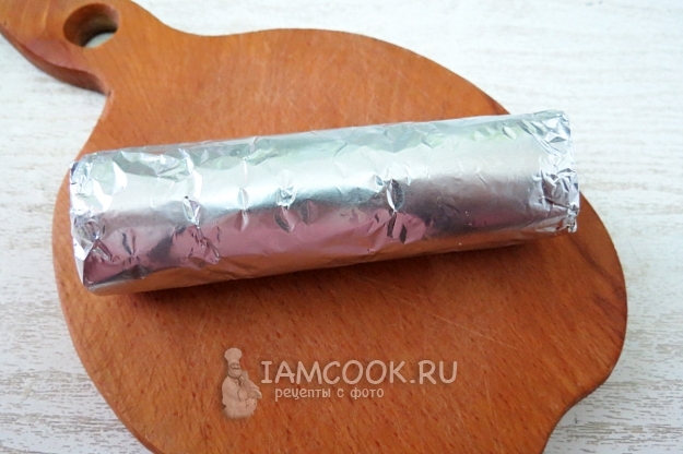 Завернуть рулет в фольгу
