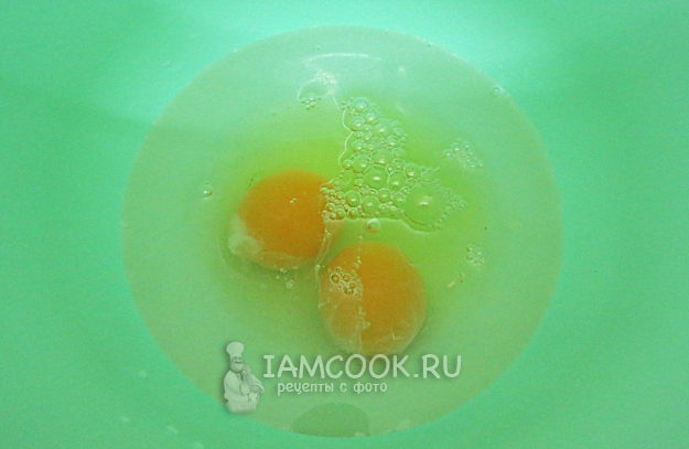 Вбить в миску яйца