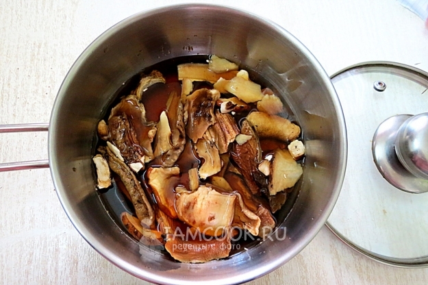 Залить грибы водой