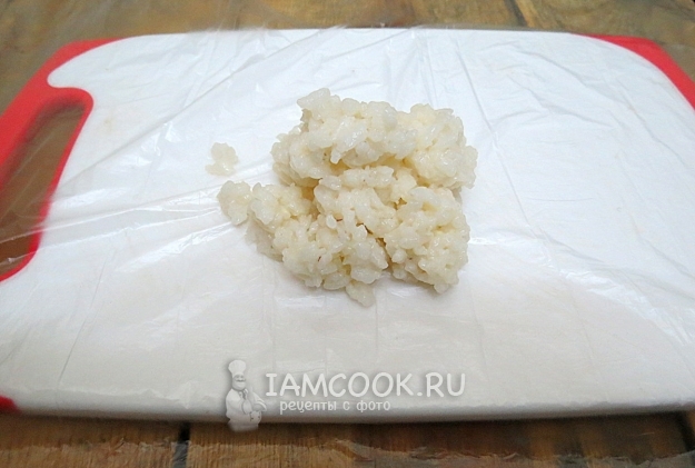 Положить рис на пленку