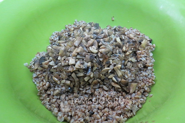 Положить грибы в гречку