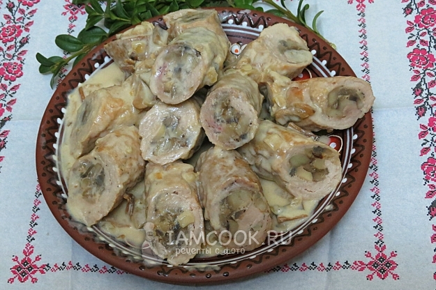 Готовые крученики по-украински с соусом из белых грибов