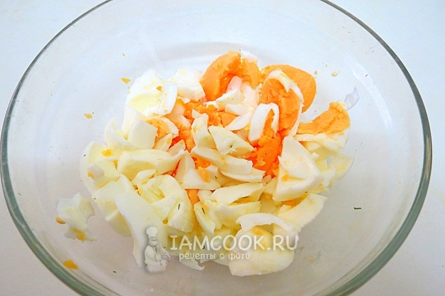 Достать желтки и белки из скорлупы