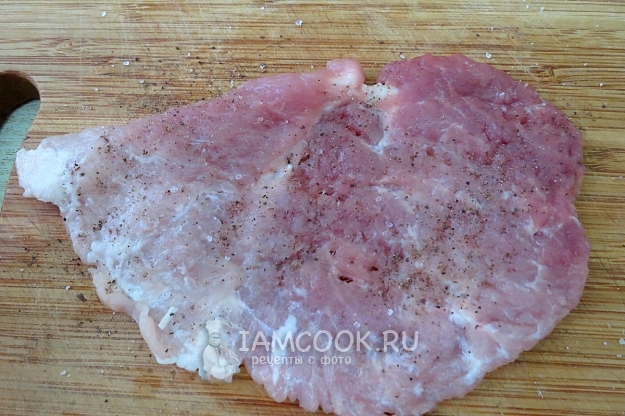 Посолить и поперчить мясо