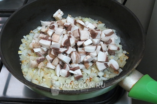 Положить к луку шампиньоны