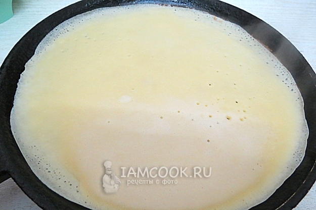 Налить тесто на сковороду