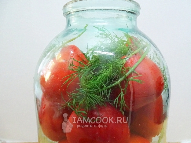 Положить в банку помидоры