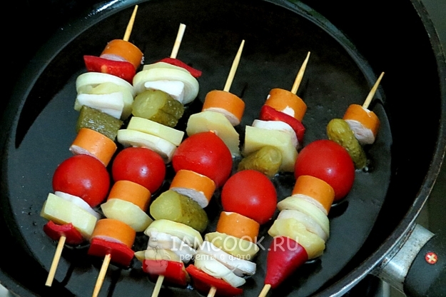 Положить шашлык на сковороду