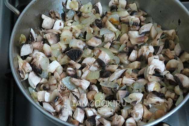 Обжарить лук с грибами