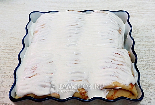 Полить сметаной с сахаром