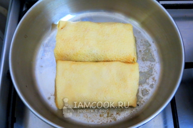 Обжарить блины на масле