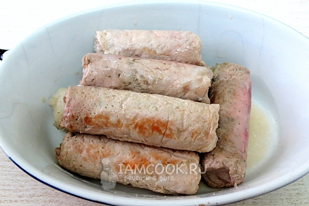 Выложить крученики в форму