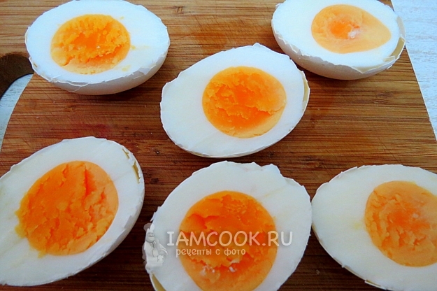 Порезать яйца пополам
