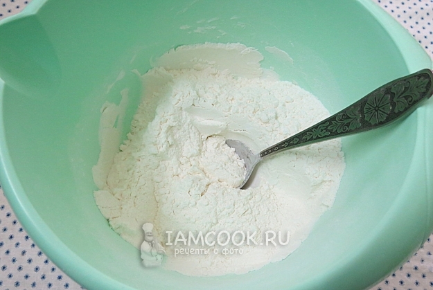 Смешать муку и крахмал