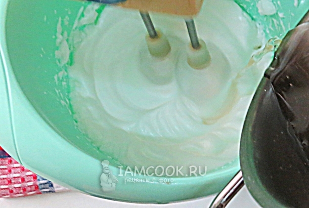 Влить к белкам сиром