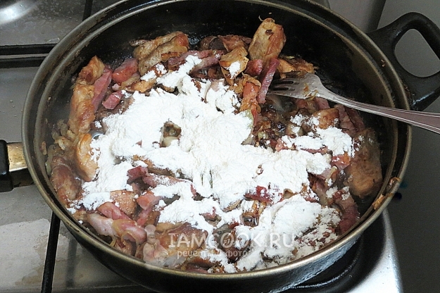 Всыпать муку