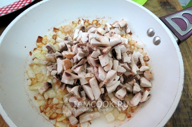 Положить к грибам лук
