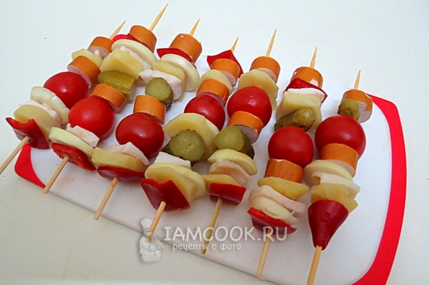 Нанизать овощи, сало и колбасу на шпажки