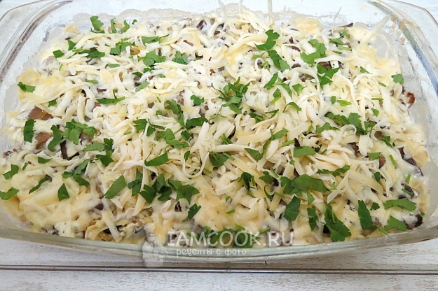 Посыпать сыром и зеленью