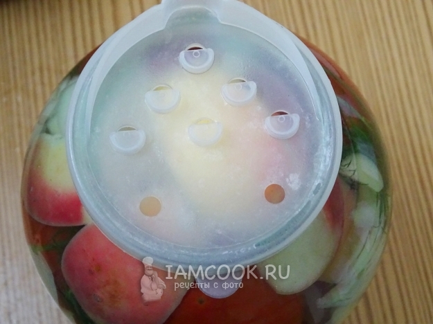 Слить с банки воду