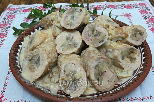 Фото кручеников по-украински с соусом из белых грибов