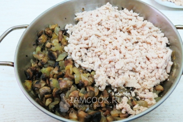 Положить мясо к грибам