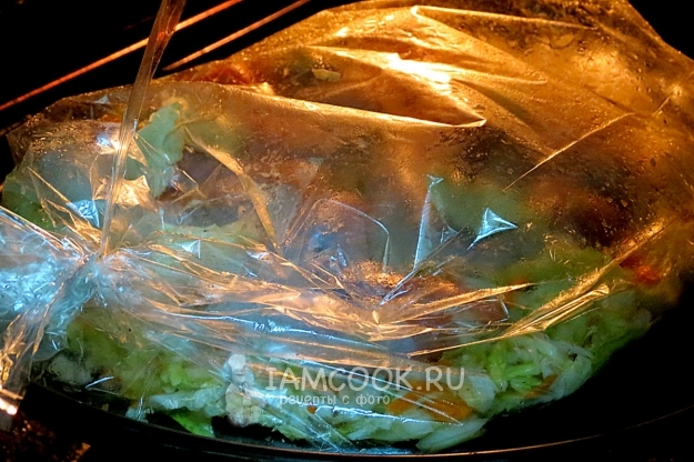 Положить овощи с курицей в рукав для запекания