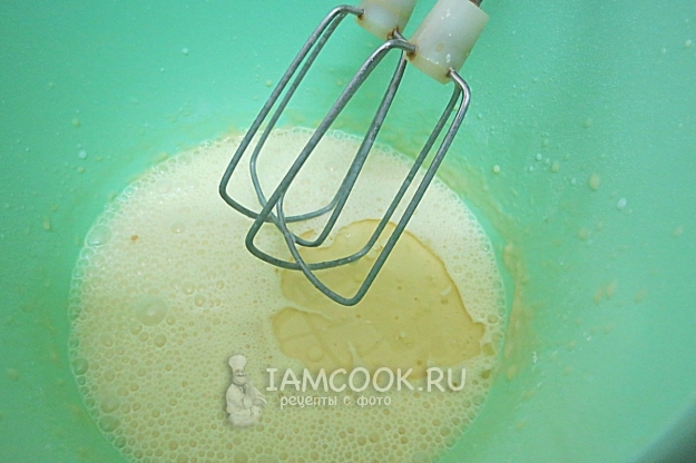 Влить масло