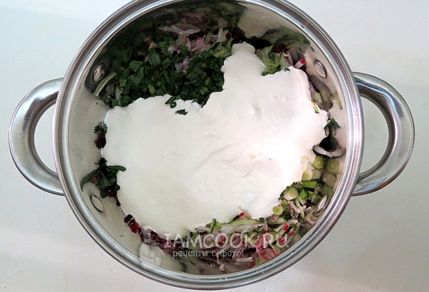 Положить сметану и соль