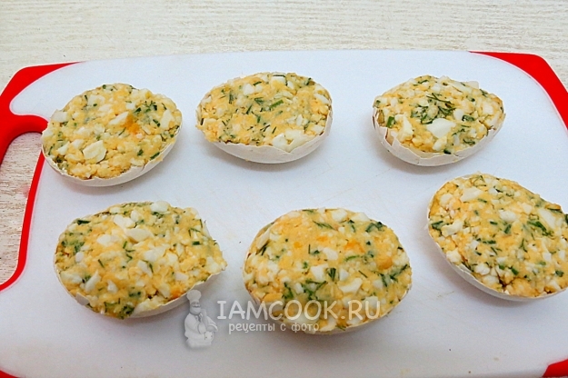 Наполнить скорлупу яичной массой