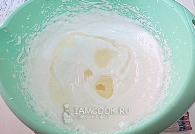 Влить масло