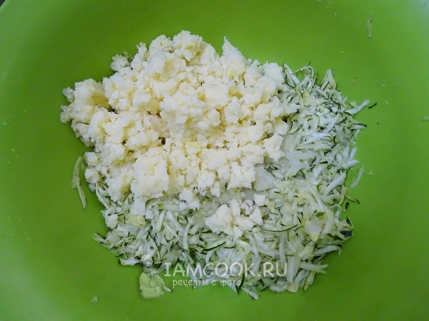 Положить картофельное пюре