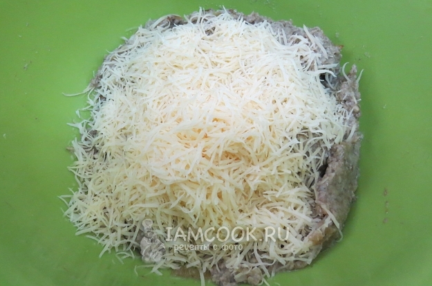 Положить сыр к грибам