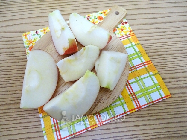 Почистить и порезать яблоки