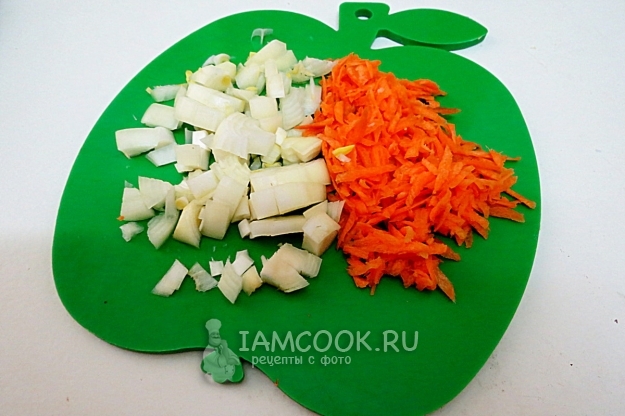 Измельчить лук и морковь