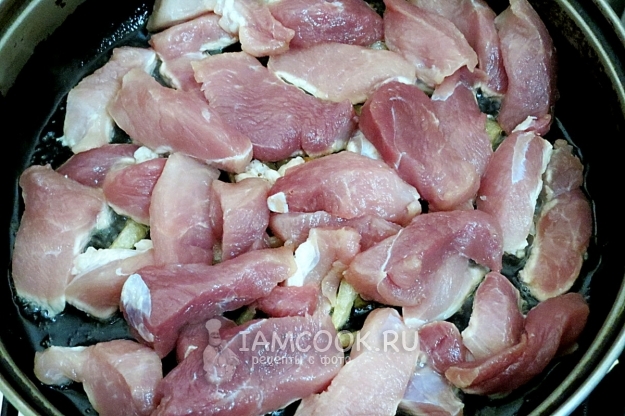 Положить к салу мясо