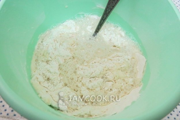 Влить молоко и воду