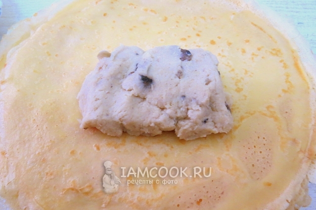 Положить на блин начинку