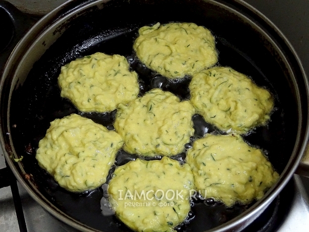 Положить тесто на сковороду