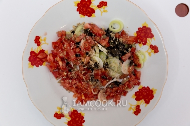 Соединить помидоры, оливки и лук