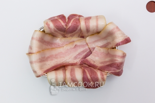 Выложить в форму полоски бекона