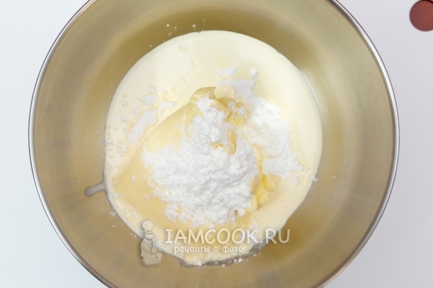 Соединить сливки, сахарную пудру и маскарпоне