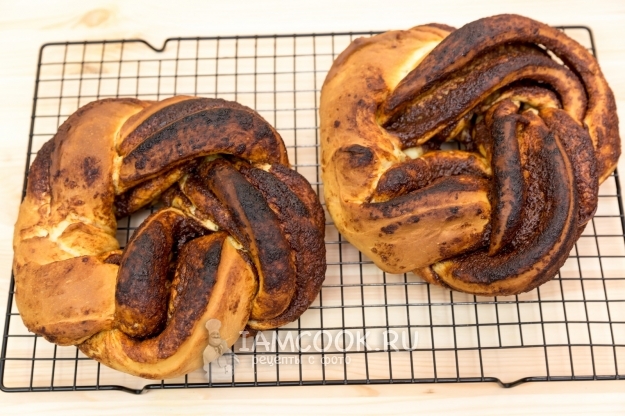 Готовые калачи с корицей и сахаром