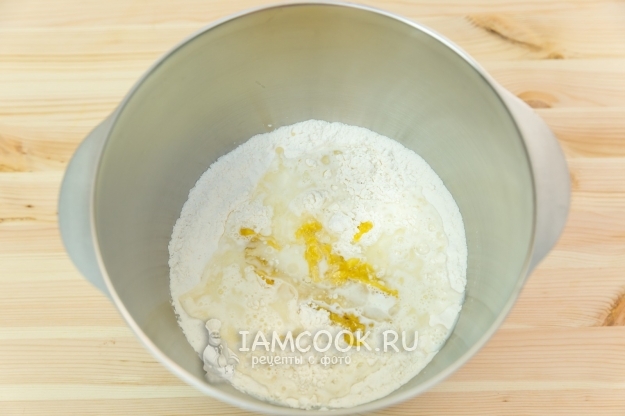 Соединить дрожжи, банан, сахар и молоко