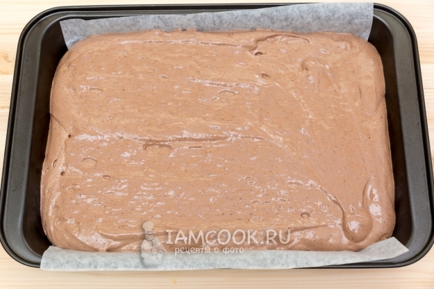 Перелить тесто в форму