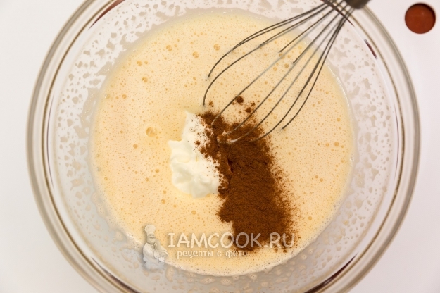 Добавить сметану и корицу