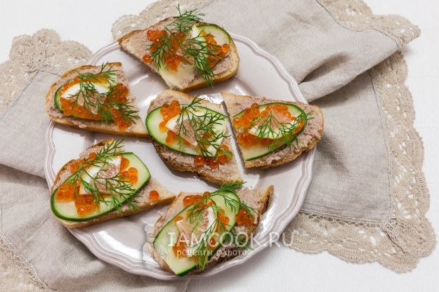 Рецепт бутербродов с красной икрой и печенью трески