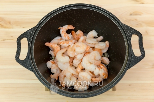 Положить креветки