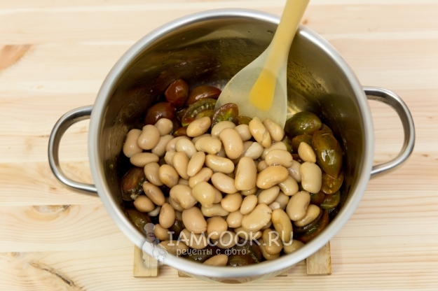 Положить фасоль